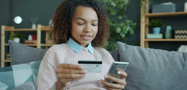 Entre particuliers et entreprises : pourquoi les bonnes pratiques d’achat en ligne diffèrent